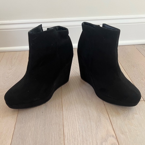 Black Wedged Booties Size 7.5 US - Picture 2 of 4